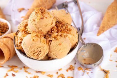 Karamelli soğanlı dondurma. Modern trend tatlandırılmamış tuzlu dondurma aromalı, karamel ve şekerli cam soğanlı