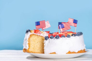  Bayrak ve böğürtlenli 4 Temmuz pastası. Ev yapımı vatansever Amerikan bayrağı çizgili vanilyalı kremalı kek, Bayram Partisi yaz tatlısı. 