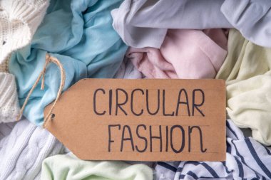 Kıyafet kiralama hizmetleri, çeşitli kadın, erkek ve çocuk kıyafetleri. Dairesel moda, sıfır sürdürülebilir yaşam tarzı konsepti, beyaz arka planda, alışveriş etiketli