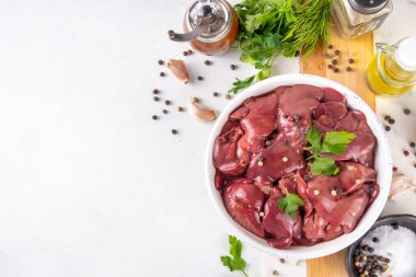 Çiğ tavuk, hindi, ördek, baharatlı kümes hayvanı ciğeri. Kümes hayvanları karaciğer yemek pişirme arka planı, diyet gıda kopyalama alanı