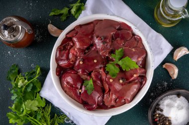 Çiğ tavuk, hindi, ördek, baharatlı kümes hayvanı ciğeri. Kümes hayvanları karaciğer yemek pişirme arka planı, diyet gıda kopyalama alanı