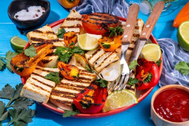 Yaz vegan barbekü tarifi. BBQ sağlıklı dengeli vejetaryen yemekleri, ızgara tofu peynirli sebzeli biftekler., 