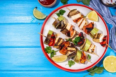 Yaz vegan barbekü tarifi. BBQ sağlıklı dengeli vejetaryen yemeği, ızgara soya peynirli soya kebabı sebzeli şiş, fotokopi alanı