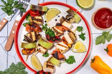 Yaz vegan barbekü tarifi. BBQ sağlıklı dengeli vejetaryen yemeği, ızgara soya peynirli soya kebabı sebzeli şiş, fotokopi alanı
