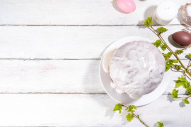 Paskalya Ortodoks Hıristiyan bayramı geçmişi, ahşap haç sembolü, şekerli Paskalya pastası, renkli boyalı yumurta ve çiçek açan yapraklı bahar dalları