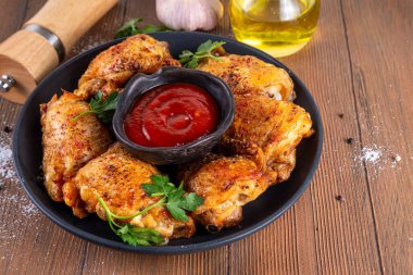 Izgara bbq kavrulmuş baharatlı tavuk budu ketçap sosu ve baharat, ev yapımı barbekü küsü bacakları... 