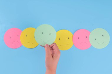 Pozitif düşünce, akıl sağlığı, stres konsepti olmadan yaşama yeteneği. Dünya Akıl Sağlığı Günü geçmişi. Farklı ruh hallerine sahip çok renkli kağıt simgeleri.