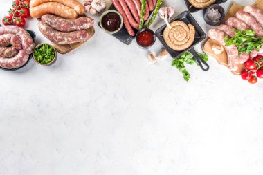 Izgara için baharat, sos ve sebze ile birlikte pişirme masasında farklı çiğ sığır eti, domuz ve tavuk eti sosu. Bbq parti konsepti, beyaz arkaplan üst görünüm kopyalama alanı