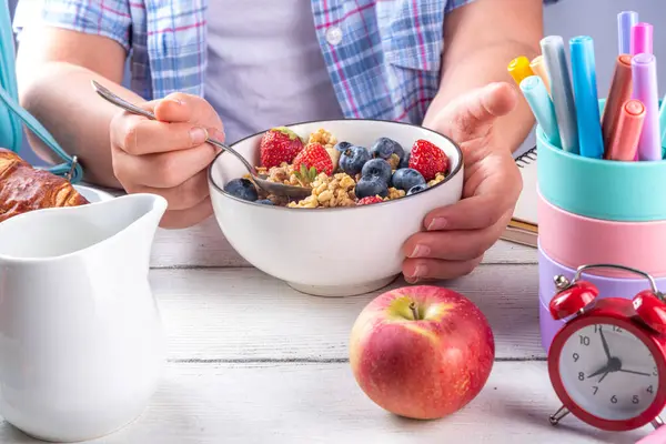 新鮮な果物 クロワッサン ミューズリ ミルク サンドイッチで 学校の子供のための健康的な栄養豊富な朝食 学校や仕事の前に朝食を持っている子供の女の子 スペースをコピーする ロイヤリティフリーのストック写真