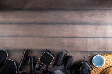 Çeşitli kamp ekipmanlarıyla birlikte kamp listesi. Doğada gezmek ve dinlenmek için gereken şeylerin listesi - çadır, ilk yardım seti, kozmetik, aksesuarlar, ekipmanlar, giysiler, yürüyüş ayakkabıları