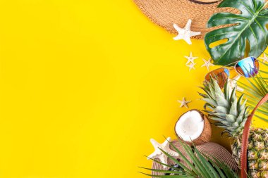 Yaz tatili ve seyahat tatili, satış ve davetiye düzlüğü, tropikal yapraklar, terlikler, hasır şapka, güneş gözlüğü ve çanta, hindistan cevizi ve ananas tropikal tatlı meyveler. 
