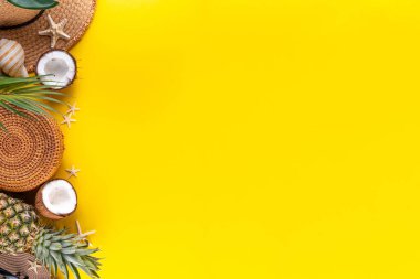 Yaz tatili ve seyahat tatili, satış ve davetiye düzlüğü, tropikal yapraklar, terlikler, hasır şapka, güneş gözlüğü ve çanta, hindistan cevizi ve ananas tropikal tatlı meyveler. 