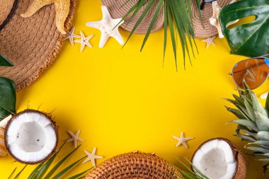 Yaz tatili ve seyahat tatili, satış ve davetiye düzlüğü, tropikal yapraklar, terlikler, hasır şapka, güneş gözlüğü ve çanta, hindistan cevizi ve ananas tropikal tatlı meyveler. 