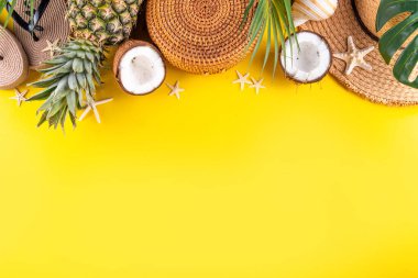 Yaz tatili ve seyahat tatili, satış ve davetiye düzlüğü, tropikal yapraklar, terlikler, hasır şapka, güneş gözlüğü ve çanta, hindistan cevizi ve ananas tropikal tatlı meyveler. 
