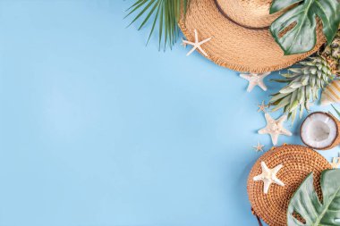 Yaz tatili ve seyahat tatili, satış ve davetiye düzlüğü, tropikal yapraklar, terlikler, hasır şapka, güneş gözlüğü ve çanta, hindistan cevizi ve ananas tropikal tatlı meyveler. 