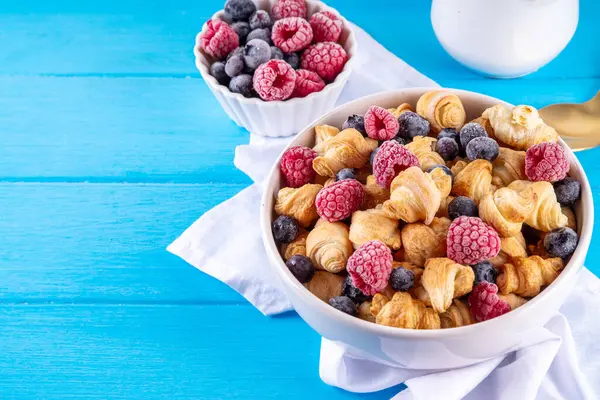 Pequeños Cruasanes Desayuno Cereales Con Bayas Frescas Leche Porciones Tazón Imágenes De Stock Sin Royalties Gratis