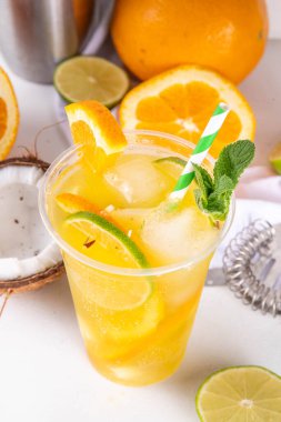 Portakallı hindistancevizli limonata mojito, yaz buzlu kokteyli, taze meyve ve meyve suyuyla moktail.