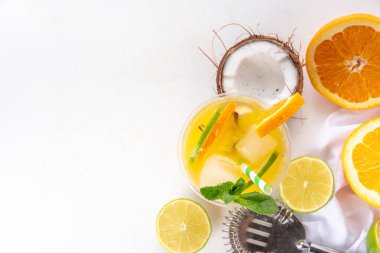 Portakallı hindistancevizli limonata mojito, yaz buzlu kokteyli, taze meyve ve meyve suyuyla moktail.