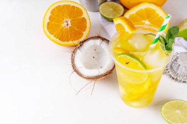 Portakallı hindistancevizli limonata mojito, yaz buzlu kokteyli, taze meyve ve meyve suyuyla moktail.