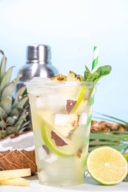 Ananaslı hindistancevizli limonata mojito, yaz buzlu kokteyli, taze meyve ve meyve suyuyla moktail.