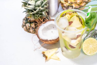 Ananaslı hindistancevizli limonata mojito, yaz buzlu kokteyli, taze meyve ve meyve suyuyla moktail.