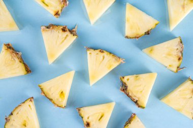 Düz dilimlenmiş ananas. Yaz tatili, vitaminler meyve sulu kavram, açık mavi arka plan manzarası