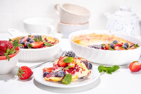 ベーキングヨーグルト 健康的な甘い朝のデザート オーブンベリーとギリシャのヨーグルトケーキ ホワイトキッチンテーブル トップビュー ストック画像