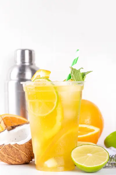オレンジココナッツレモネードモヒートドリンク 夏アイスカクテル 新鮮なフルーツとジュースのモックテール ロイヤリティフリーのストック写真