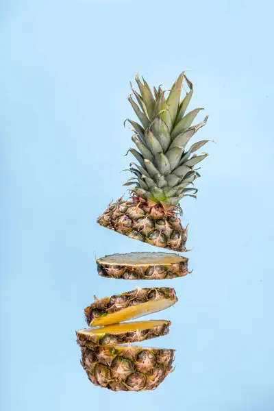 スライスされたパイナップルの飛行のレベルの写真 夏休み ビタミンフルーツジューシーなコンセプト ライトブルーの背景 ストック写真
