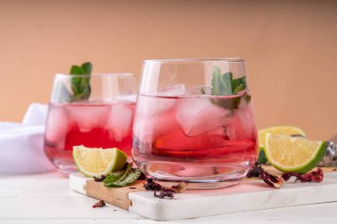 Hibiscus ekşi alkollü kokteyl ya da alkolsüz mocktail, hibiscus mezcal margarita buzlu, limonlu ve naneli içecek