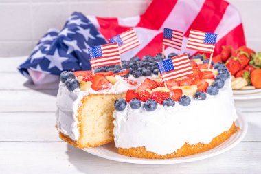  Bayrak ve böğürtlenli 4 Temmuz pastası. Ev yapımı vatansever Amerikan bayrağı çizgili vanilyalı kremalı kek, Bayram Partisi yaz tatlısı. 