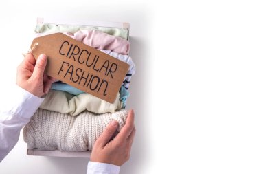 Kıyafet kiralama hizmetleri, çeşitli kadın, erkek ve çocuk kıyafetleri. Dairesel moda, sıfır sürdürülebilir yaşam tarzı konsepti, beyaz arka planda, alışveriş etiketli