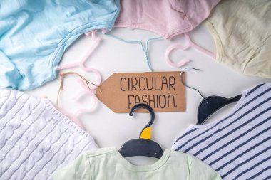Kıyafet kiralama hizmetleri, çeşitli kadın, erkek ve çocuk kıyafetleri. Dairesel moda, sıfır sürdürülebilir yaşam tarzı konsepti, beyaz arka planda, alışveriş etiketli