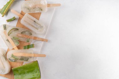 Aloe Vera dondurmalı dondurma, lolipop dondurma. Vegan sağlıklı diyet yaz atıştırmalığı, beyaz arka planda kopyalama alanı