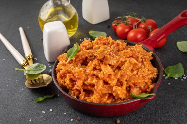 Domates soslu Mafaldine makarnası, İtalyan bolonezi, domates soslu marinara, vegan mantarı ya da siyah beton arka planda patlıcan soslu makarna, malzemeler ve baharatlar, kopyalama alanı.
