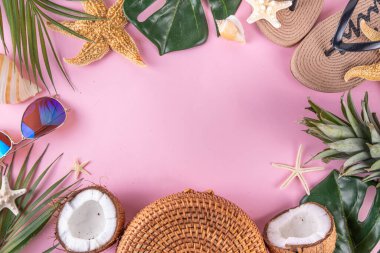 Yaz tatili ve seyahat tatili, satış ve davetiye düzlüğü, tropikal yapraklar, terlikler, hasır şapka, güneş gözlüğü ve çanta, hindistan cevizi ve ananas tropikal tatlı meyveler. 
