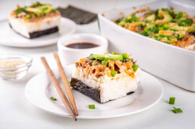 Philadelphia suşi tarifi güveci pilav, krem peynir, alabalık, yosun, avokado, sos, yeşil soğan. Kızarmış nori çarşafları ile servis edilir.