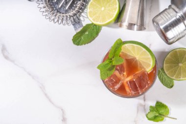 Siyah mol tatlı margarita kokteyli, siyah kakao ya da çikolata şurubu, portakal suyu, mezcal ve soda, modaya uygun alkollü içecek, beyaz arka planda sert ışık ve bar aletleri.