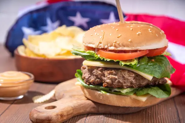 Tasty Cheeseburger Chips Sauce Patriotic American Flag July 4Th Independence lizenzfreie Stockbilder