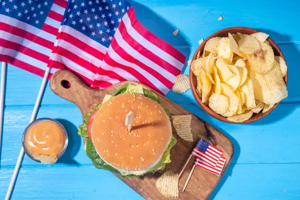 Tasty Cheeseburger Chips Sauce Patriotic American Flag July 4Th Independence lizenzfreie Stockbilder
