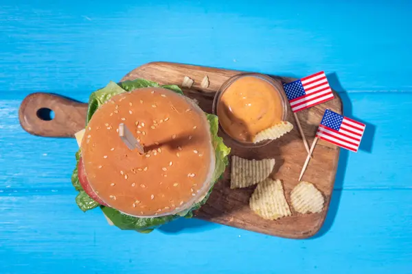 Tasty Cheeseburger Chips Sauce Patriotic American Flag July 4Th Independence lizenzfreie Stockfotos