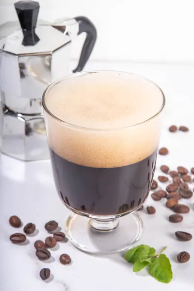 Rich Coffee Boozy Cocktail Strong Espresso Coffee Sweet Liquor Creme lizenzfreie Stockbilder