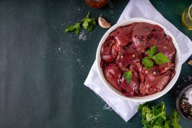 Çiğ tavuk, hindi, ördek, baharatlı kümes hayvanı ciğeri. Kümes hayvanları karaciğer yemek pişirme arka planı, diyet gıda kopyalama alanı