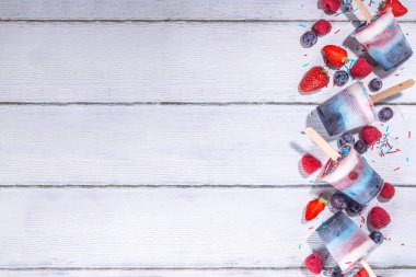 Kırmızı, beyaz ve mavi buz patlar. Vatansever ABD lolipopu 4 Temmuz partisi ya da bbq pikniği için meyveli buzlu dondurma.