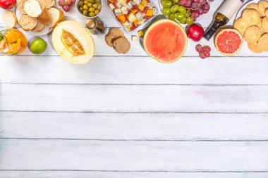 Buon Ferragosto (İtalyanca mutlu) tatil geçmişi. Yaz İtalyan hasat festivali 15 Ağustos brunch, aile partisi karpuz, kavun, üzüm, peynir, atıştırmalık, içecekler