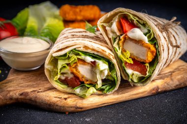 Kızarmış tavuk dürümü nugget, taze sebze ve tereyağlı çiftlik sosu sağlıklı dengeli sokak yemekleri, fotokopi alanı.