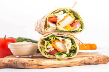 Kızarmış tavuk dürümü nugget, taze sebze ve tereyağlı çiftlik sosu sağlıklı dengeli sokak yemekleri, fotokopi alanı.