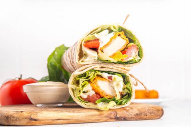 Kızarmış tavuk dürümü nugget, taze sebze ve tereyağlı çiftlik sosu sağlıklı dengeli sokak yemekleri, fotokopi alanı.