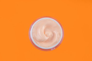 Turuncu turunçgil C vitamini yüz bakımı - krem, serum. maske, yüz temizleyici, antioksidan nemlendirici cilt bakımı ve makyaj konsepti, taze portakal dilimleri