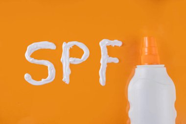 Yetişkinler ve çocuklar için güneş koruma derecesi seçiliyor. Plastik güneş kremi şişesi krem metin numaraları içeren krem şanti, UVB, UVA filtreleri, parlak arkaplan, üst görünüm düz kopya alanı